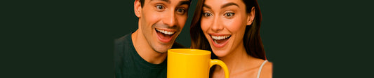 chico y chica con cara alegre y sorprendida ante una taza mug amarilla
