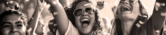 Foto en blanco y negro de chicas bailando y riendo