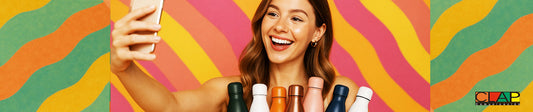 Chica sujentando botellas promocionales haciéndose un selfie sobre fondo de líneas de colores
