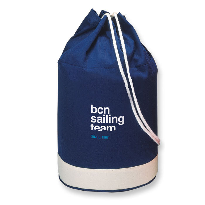 YATCH - Macuto algodón bicolor azul marino con rayas blancas y logo 'bcn sailing team'. Perfecto para personalizar y regalar en eventos deportivos.