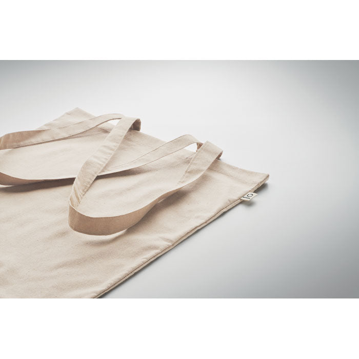 Detalle de la bolsa VIVEKA en algodón reciclado con costuras reforzadas y etiqueta lateral, ideal para compras ecológicas y merchandising responsable.