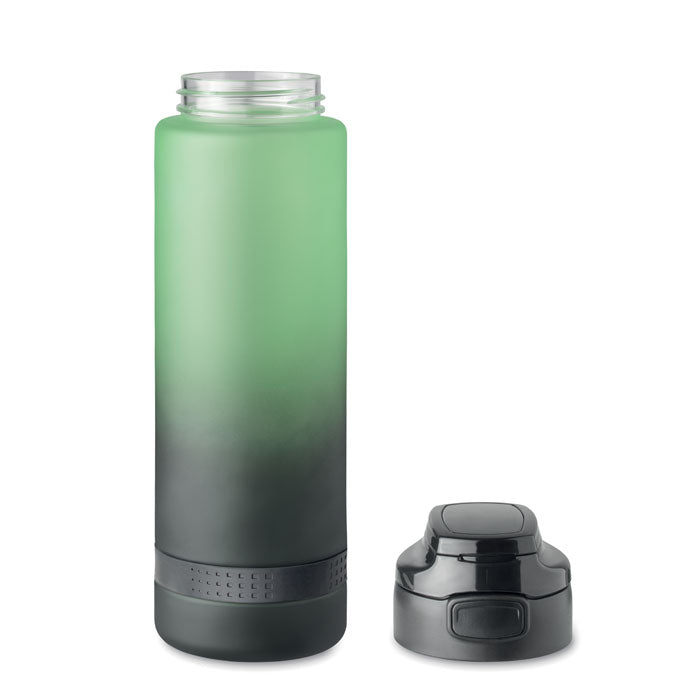 Botella deportiva RPET de color verde degradado y tapa negra, diseño ergonómico para fácil transporte.