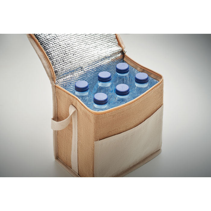 Bolsa térmica LONA abierta con 6 botellas de 0,5L en su interior. Capacidad de 3L ideal para mantener bebidas frías.