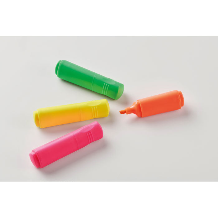 Cuatro rotuladores fluorescentes en colores vibrantes: verde, amarillo, naranja y rosa, sobre fondo blanco.
