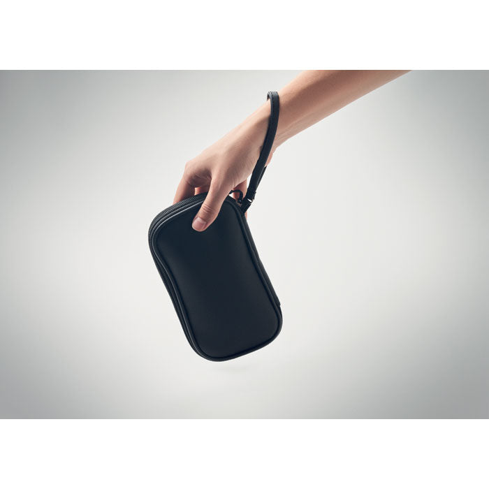 Mano sosteniendo una bolsa organizadora negra, con diseño elegante y moderno, ideal para uso diario.