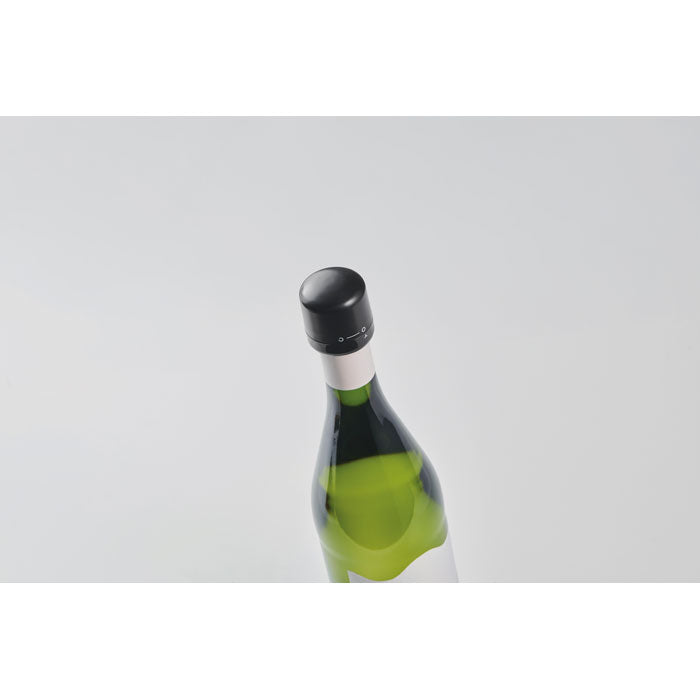 Vista superior de una botella de vino con un tapón de cierre giratorio en color negro, diseñado sin fugas.