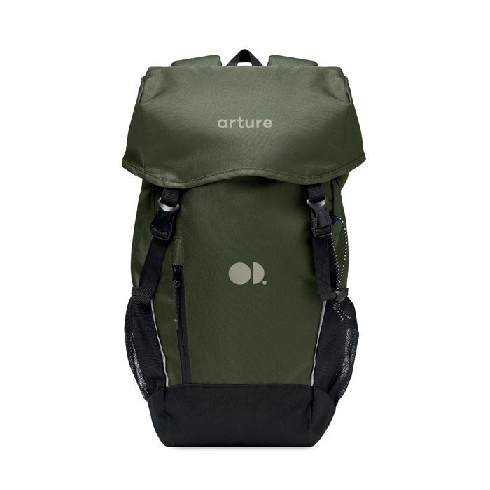 SIENA - Mochila RPET 15L en color verde con detalles oscuros y logo arture, diseño moderno y funcional para uso diario.