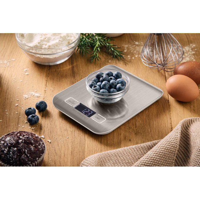 SCALE IT - Balanza de cocina digital 5kg con arándanos en un bol sobre la superficie de la cocina.