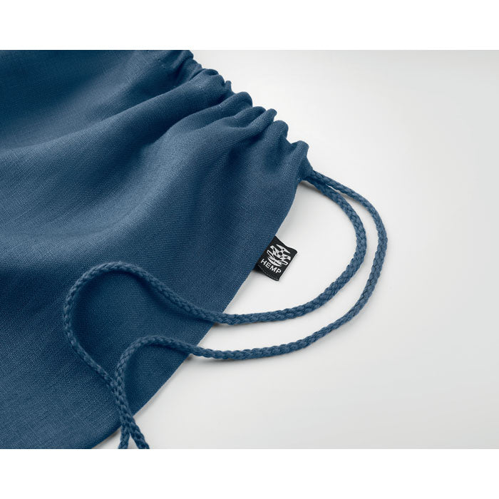 Detalle de la cuerda y etiqueta de la NAIMA BAG azul, fabricada en cáñamo ecológico 200 gr/m². Ideal para personalización sostenible.