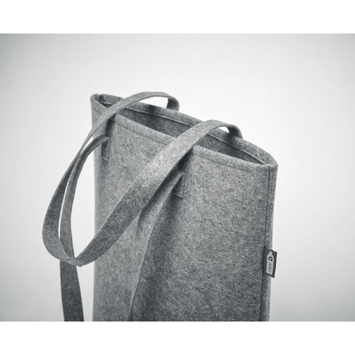Detalle superior de la bolsa TASLO de fieltro RPET gris claro, mostrando las asas largas y costuras reforzadas para mayor durabilidad.