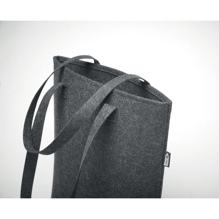 Detalle superior de la bolsa TASLO de fieltro RPET gris oscuro, destacando su diseño minimalista y ecológico con asas largas.