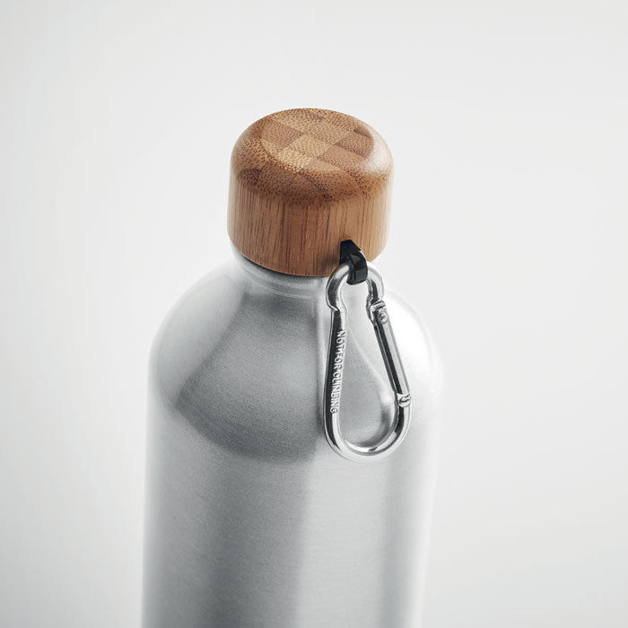 Botella de aluminio de 800 ml con tapa de bambú. Detalle tapón