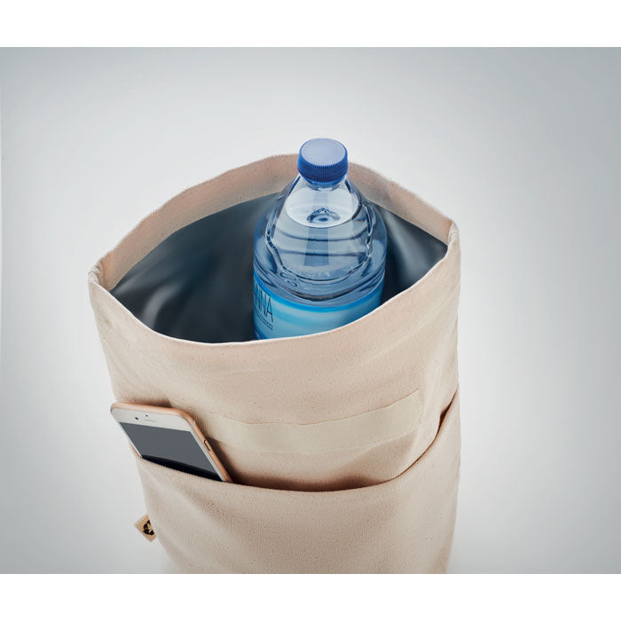 Interior térmico de la bolsa nevera RECOBA con botella de agua y móvil en el bolsillo, perfecta para mantener alimentos frescos en exteriores.