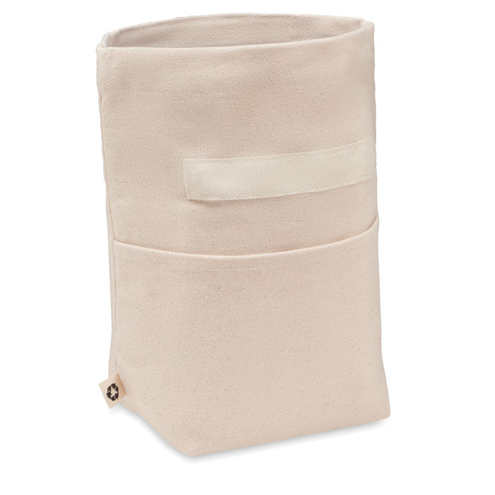Bolsa nevera RECOBA de algodón reciclado abierta, mostrando su estructura flexible y bolsillo exterior, perfecta para uso ecológico al aire libre.