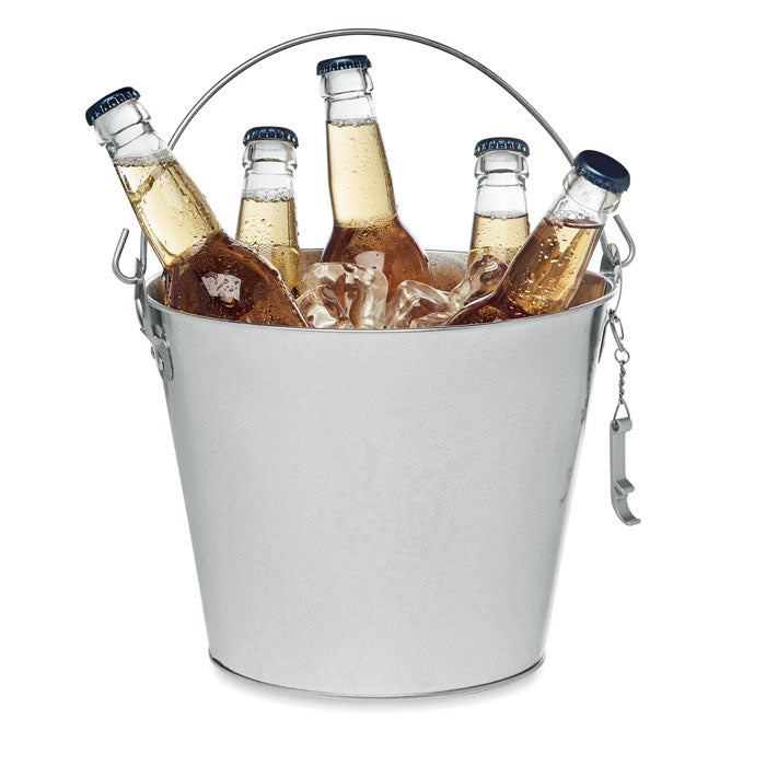 Cubeta metálica llena de hielo con botellas de cerveza, incluye un abridor de botellas.