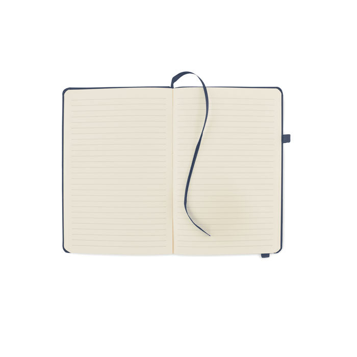 Interior de una libreta rayada A5 con páginas claras y cinta marcadora, perfecta para apuntes y escritura.