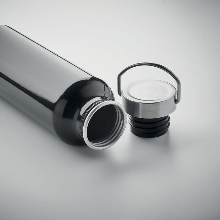 Botella de aluminio reciclado de 500 ml con tapa antifugas y asa de acero inoxidable. Negra