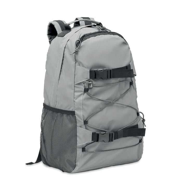 Mochila de poliéster gris reflectante con cordón y mosquetones en la parte delantera. Espalda, correas y fondo acolchados.