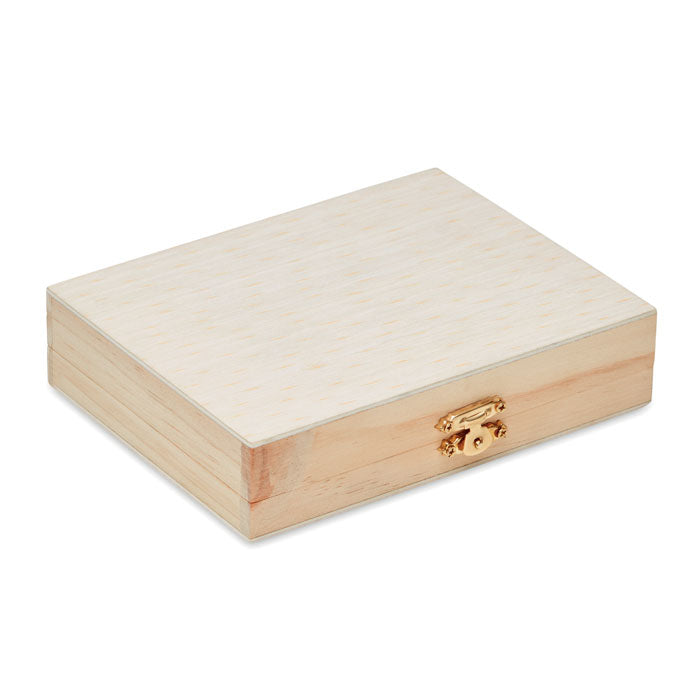 Caja de madera natural con acabado suave y cierre dorado, ideal para guardar pinturas. Dimensiones compactas y elegante diseño.