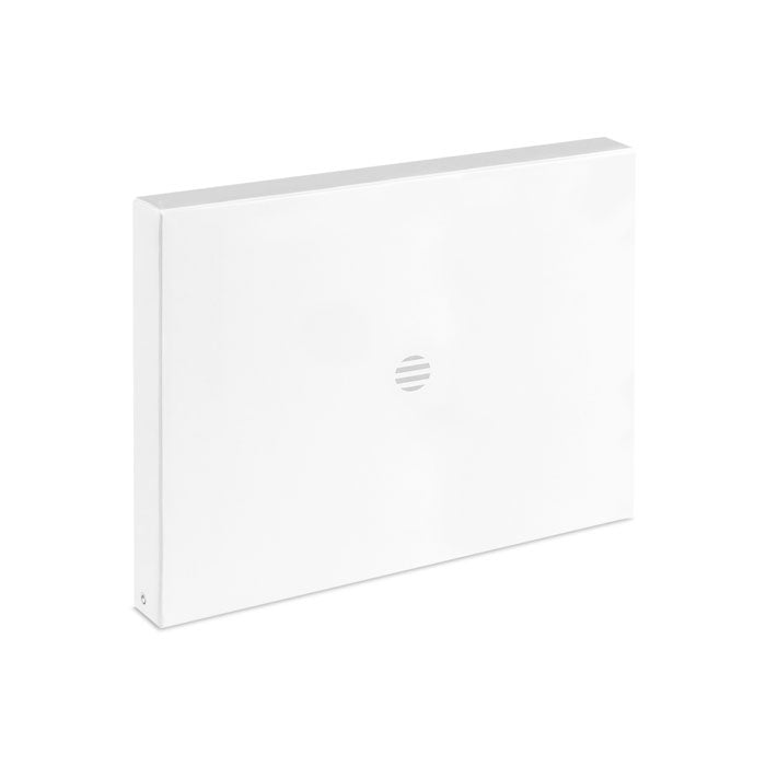 Vista frontal de un elegante estuche blanco, material liso, diseño minimalista y detalle circular en el centro.