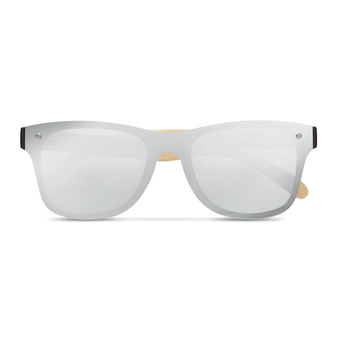 Gafas de sol con lentes efecto espejo y patillas de bambú, diseño moderno en color transparente.