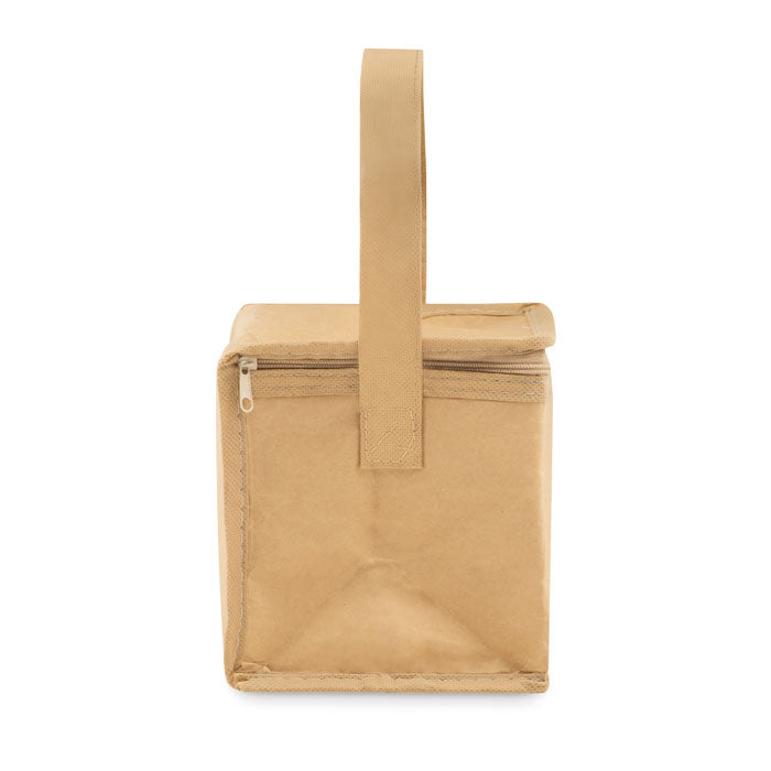 Vista frontal de bolsa nevera kraft para 6 latas, fabricada en papel reciclado, con asa y cierre zip.