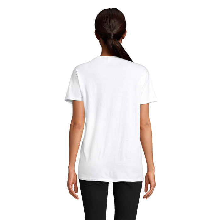 Vista trasera de camiseta unisex blanca de 140g, 100% algodón orgánico, con cuello redondo y corte ajustado.