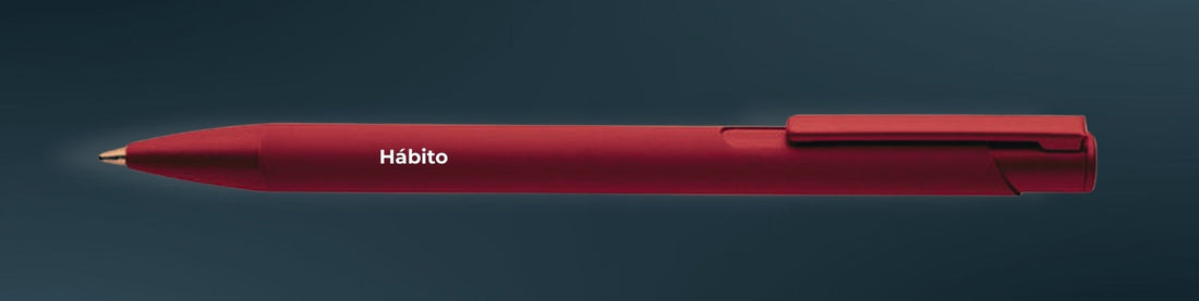 Boligrafo rojo con Habíto en blaco. Fondo azul marino