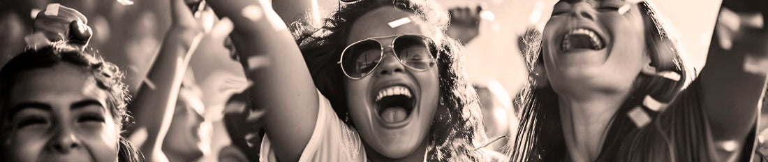 Foto en blanco y negro de chicas bailando y riendo