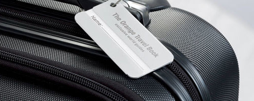 Accesorios de viaje personalizados con logo, como neceseres y etiquetas