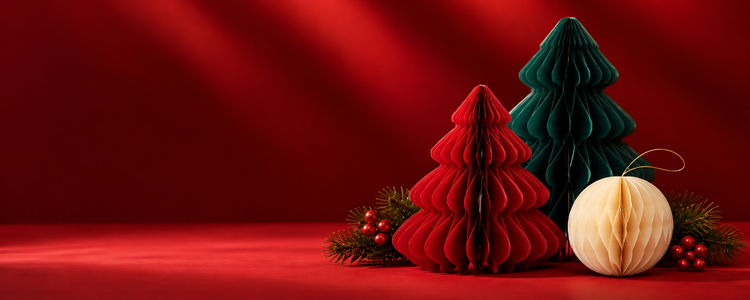 Decoración navideña con árboles de papel rojos y verdes, bola dorada y fondo rojo para campaña de Navidad de Clap