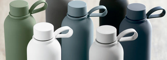 Vasos y botellas personalizadas con logo para eventos y promociones