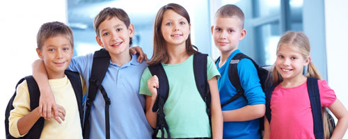 Pack de regalos promocionales personalizados para campamentos y colegios: mochilas, botellas y material escolar