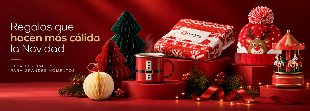 Regalos de Navidad con manta, taza y gorro navideño, presentados junto a decoración festiva para campaña de regalos corporativos