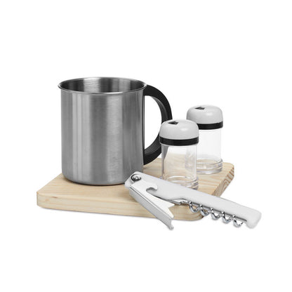 taza metálica con abrebotellas, salero y pimentero sobre tabla de madera