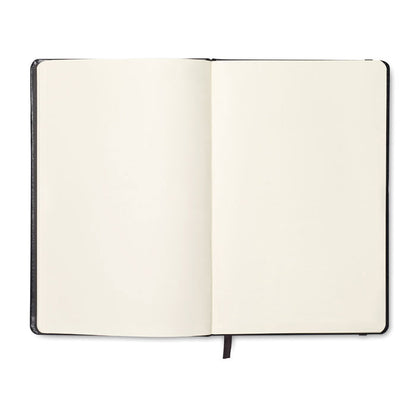 Hojas lisas de libreta negra con marca páginas