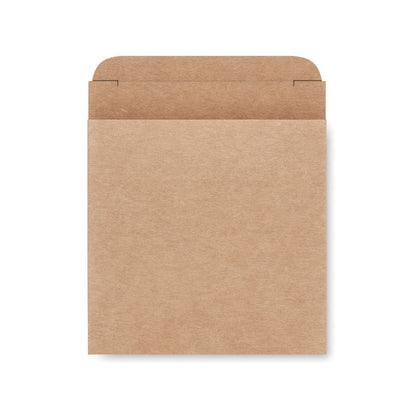 Sobre cuadrado color kraft de adornos navideños