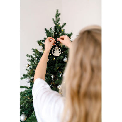 Ramas de abeto navideño con colgante de madera forma abeto
