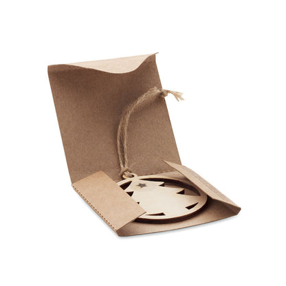 Caja abierta de kraft con colgante de madera navieño