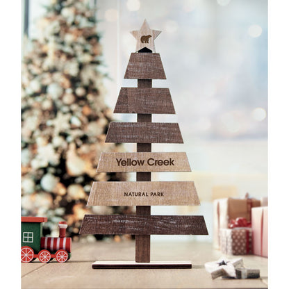 Abeto navideño de madera personalizado con frase sobre una superficie de madera
