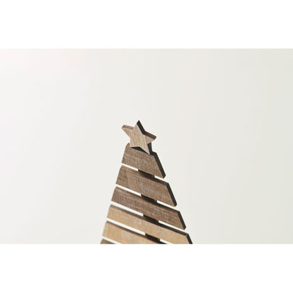 Detalle de parte superior de arbol de navidad de madera con estrella