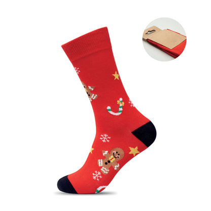 Par de calcetines navideños de color rojo con etiqueta de cartulina kraft