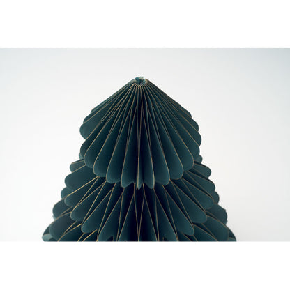 Detalle de parte superior de árbol de Navidad verde de papel