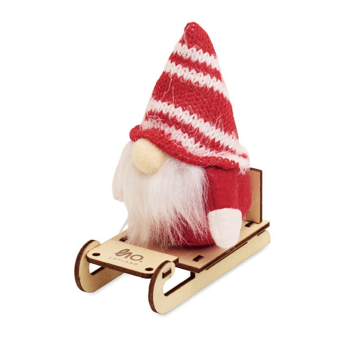 FROSTY SLEIGH - Gnomo en trineo de madera con sombrero de rayas rojas y blacas sobre un trineo de madera.