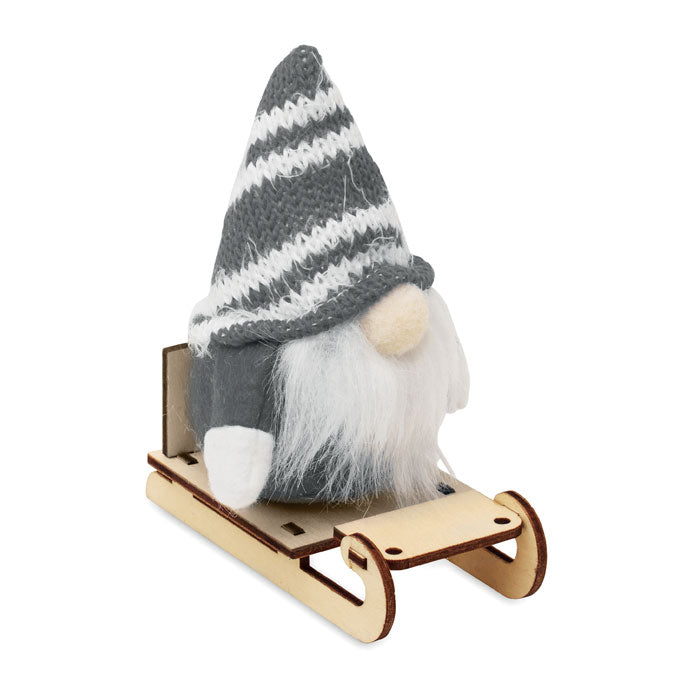FROSTY SLEIGH - Gnomo en trineo de madera con gorro de rayas y barba blanca sobre un trineo de madera.