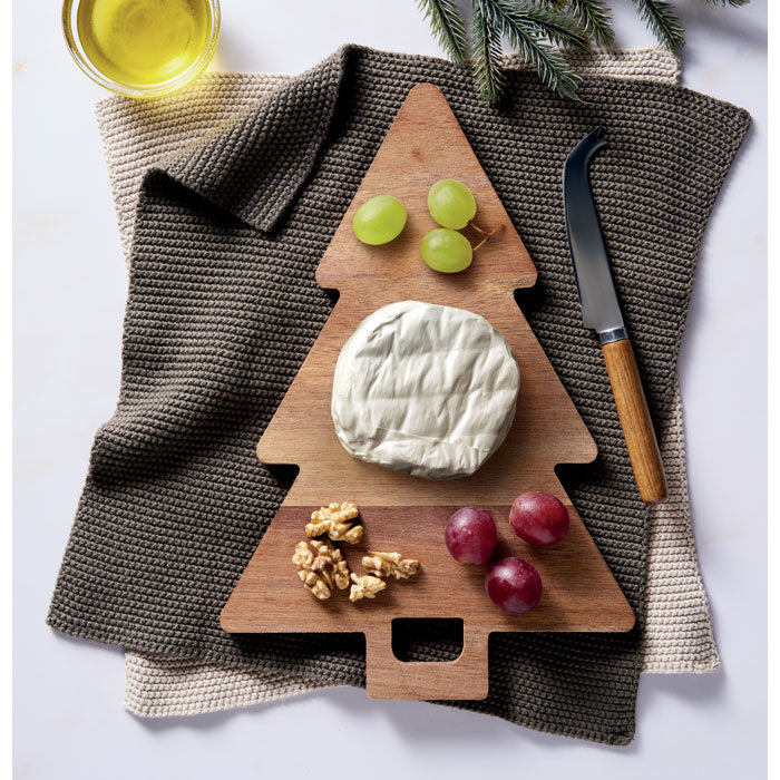 ARBETO - Tabla acacia Árbol Navidad con queso, uvas y nueces sobre un elegante mantel.