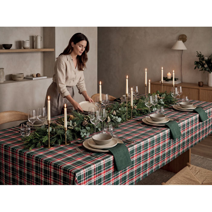 SANTABLE - Set manteles algodón en una mesa decorada con velas y plantas, manteniendo una ambientación elegante.