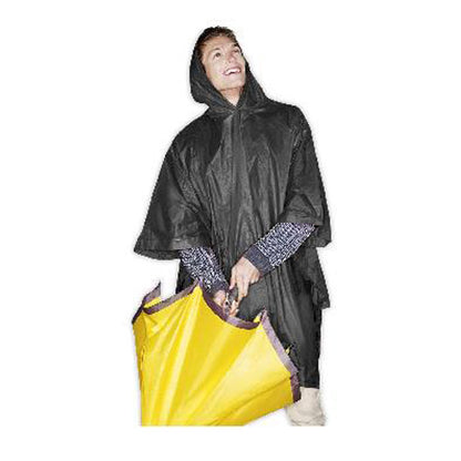 Mujer con poncho de plástico con capucha negro