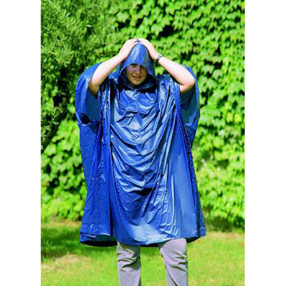 Hombre con ponho impermeable azul con capucha