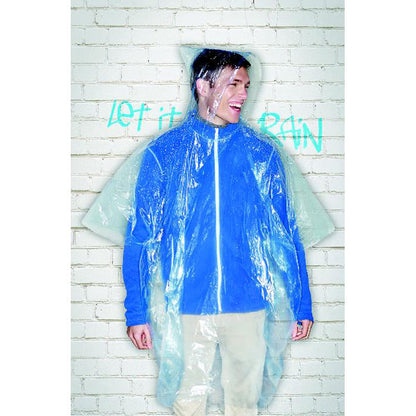 Hombre con impermeable de plástico azul sobre la ropa